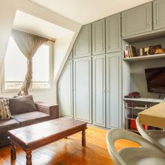 Beautiful apartment with a view of Eiffel Tower in center Paris