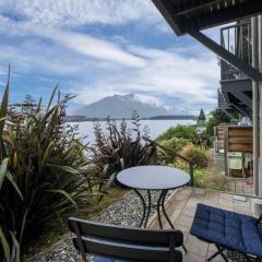 Misty Lakes - Lakefront Apartment