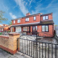 *Superb Location* Large 4 Bedroom City Centre Home