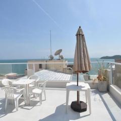 1074 Apartamento de cobertura com linda vista para o mar com 02 dormitórios, na praia do centro de Bombinhas