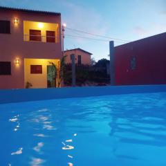 Duplex com 2 quartos com piscina e estacionamento