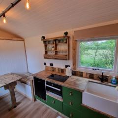 Rusty - Shepherds hut sleeps up to 4