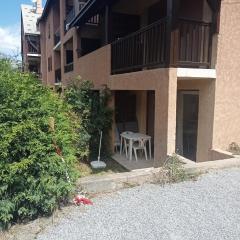 Appartement en rez de jardin et parking privatifs près des pistes