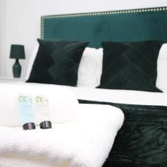 2 Bedroom House on Holmes Hill Road- Free Parking, Wi-Fi & Patio