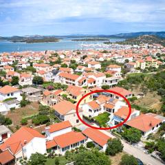 Apartments with parking space Murter - 5088