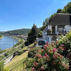 Saechsische-Schweiz-Ferienhaus-Wohnung-1-mit-Elbblick-Sauna-und-Kamin