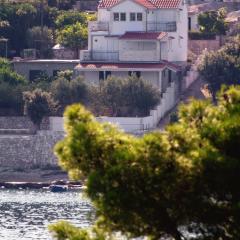 Apartments by the sea Necujam, Solta - 5182
