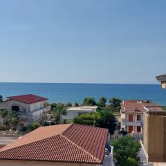 Accogliente appartamento vista mare con terrazzino