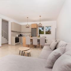 Elegant Villa - Private Pool, Heated Jacuzzi & Sea Breeze in Chanioti, Chalkidiki
