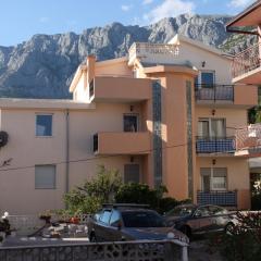 Apartments and rooms with parking space Makarska - 6834