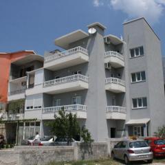Apartments with a parking space Makarska - 6641