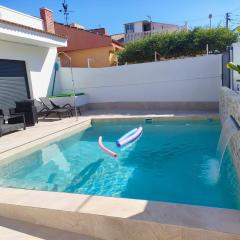 Villamolinos, villa con piscina privada.