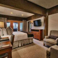Deluxe King Room with Hot Tub Hotel Room