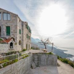 Apartments with parking space Brela, Makarska - 11552