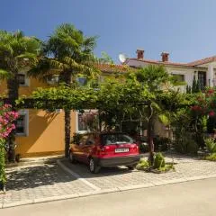 Apartments with parking space Porec - 10404