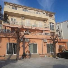 Apartments and rooms with parking space Makarska - 13979