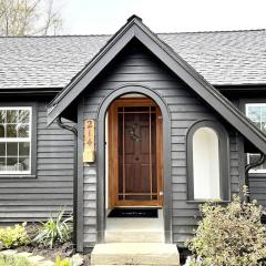 Modern 2 Bedroom Farmhouse Cottage with Hot Tub in Snohomish
