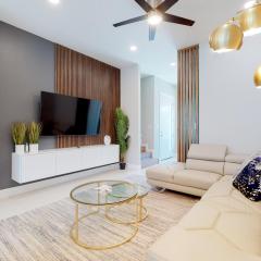 Dolphin Paradise Unit B