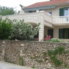 Apartments with parking space Bol, Brac - 14124