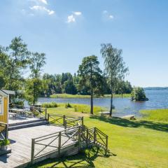 Nice cottage with a panoramic view of Lake Ylen