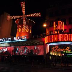 * Moulin Rouge Getaway * 1BR + Desk + Gym weights