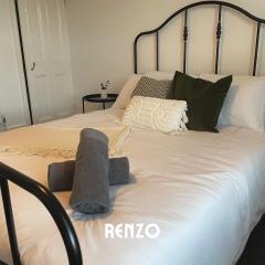 Spacious 2 Bedroom home in Lincoln by Renzo, Victorian Townhouse, Flexible Check-In!