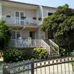 Apartments with a parking space Mirca, Brac - 730