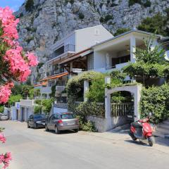 Apartments with parking space Omis - 18919