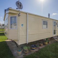 Lovely Caravan With Free Wifi Nearby Great Yarmouth Seaside Town Ref 20085bs