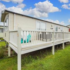 6 Berth Caravan With Decking At Kessingland Beach In Suffolk Ref 90045sg