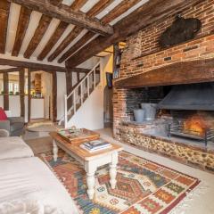 Utterly divine romantic retreat in brilliant village - Tudor Cottage