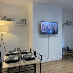 Stylish and Modern 3 bed Apartment with FREE PARKING,