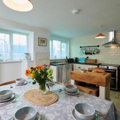 Min Yr Afon- Central cosy Cottage, walk to restaurants and Castle