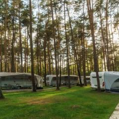 Urlaub im Wohnwagen mitten im Wald