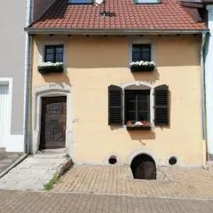 Fereinwohnnung, Ferienhaus, Bauernhaus - 2 kostelnlose Parkplätze - Wifi - schöner Innenhof - 5min bis Saarlouis Innenstadt