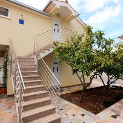 Apartments by the sea Vinisce, Trogir - 10008