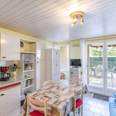 T2 cabine 6 pers avec balcon, parking privé, proche commodités et stations de ski - FR-1-402-122