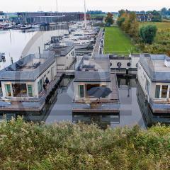 Stunning Ship In Aalsmeer With Kitchen