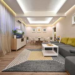Modern Central 2-Bedroom Apartment with Parking