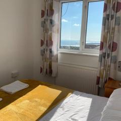 Modern & Light with Sea Views & Parking, Swansea