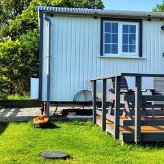 Cozy Shepherd hut 20 by 7 feet with boxed in high double bed