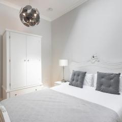 PenthouseStays Notting Hill - Spacious 3 Bedroom King Bed Apartment - near Portobello Road & Kensington High Street