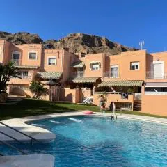 Casa adosada con piscina a 5 minutos de la playa .