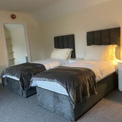 Large 4 Bedroom Sleeps 8, Luxury Apartment for Contractors and Holidays near Bedford Centre - 1 FREE PARKING SPACE & FREE WIFI