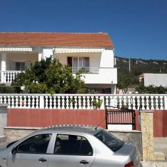 Apartments with parking space Vinisce, Trogir - 12248
