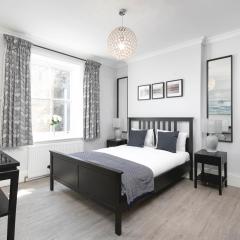PenthouseStays Notting Hill - Chic 2 Bedroom Apartment w/ King Beds - near Portobello Road & Kensington High Street