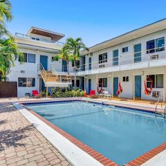 Walk to Dania Beach Holiday Retreat Miami Pool