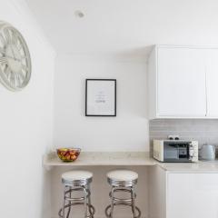 Gorgeous Modern Apartment near Redhill Station inc Private Garden & Parking