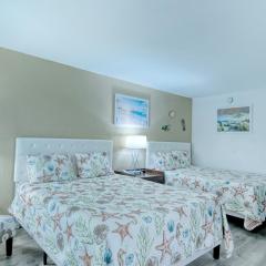 All-New, First Floor, Bunk Bed, Huge Pool, 70 inch TV, Tiki Bar!