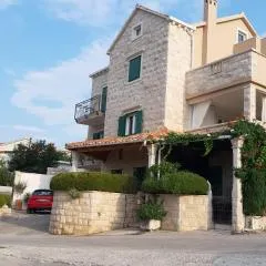 Apartments with parking spaces Postira, Brac - 2913
